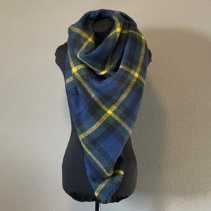 NWOT blue blanket scarf